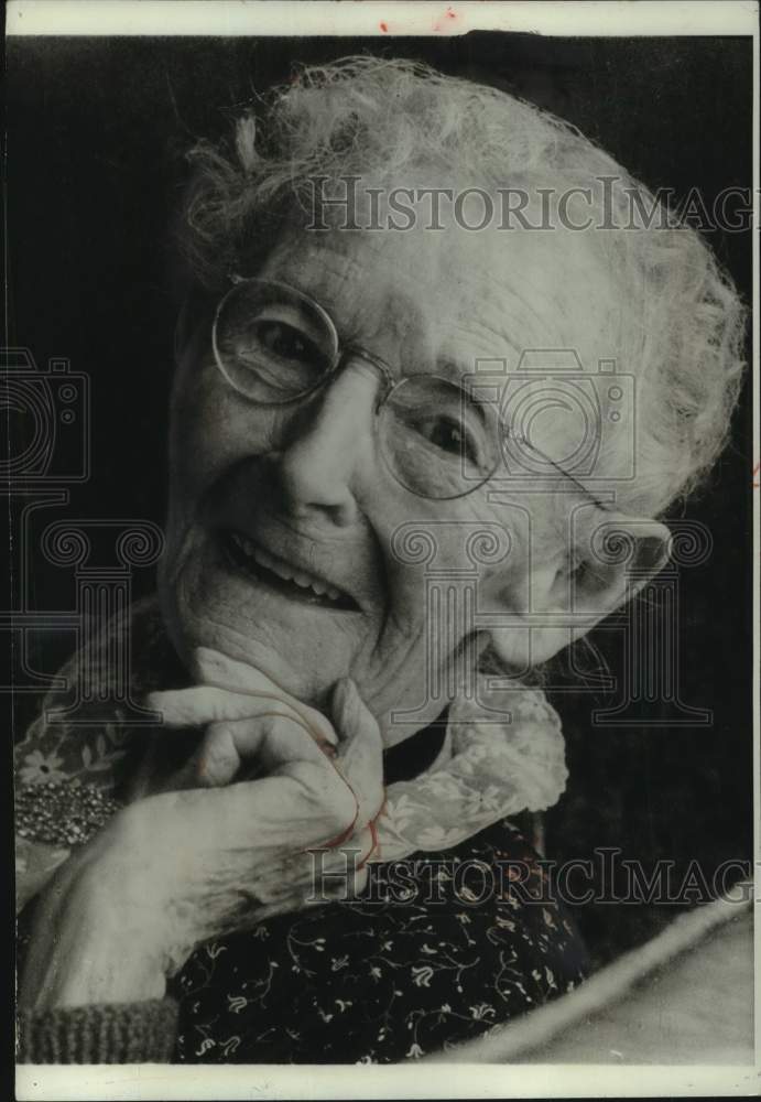 1961 Press Photo Artist Grandma Moses enjoys birthday, Hoosick Falls, New York- Historic Images