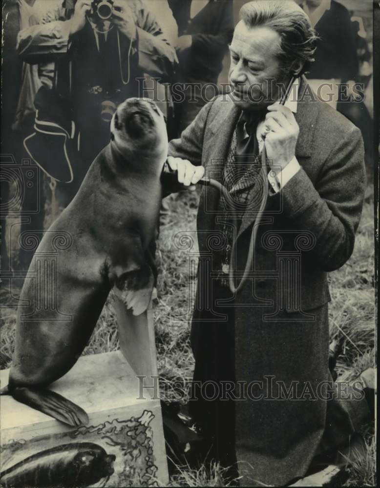 1966 Press Photo Rex Harrison, as Dr. Dolittle with co-star seal, England. - Historic Images