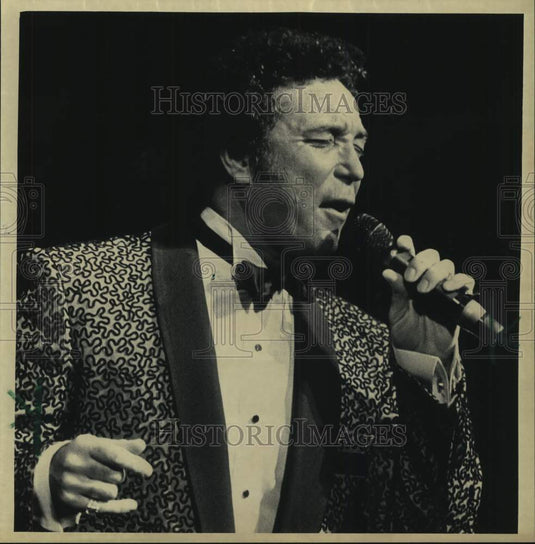 1988 Press Photo Singer Tom Jones has unique multi-generational style, Milwaukee - Historic Images