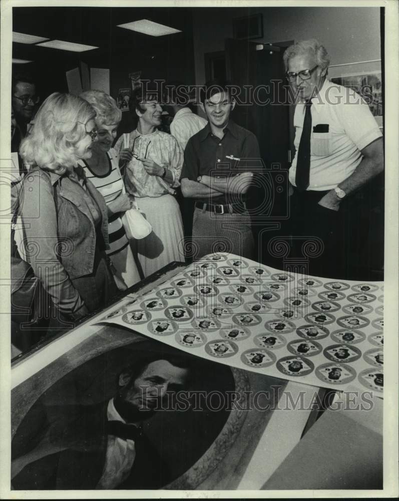 1978 Press Photo Norbert Winters &amp; Unitholder Council members on tour, Wisconsin - Historic Images