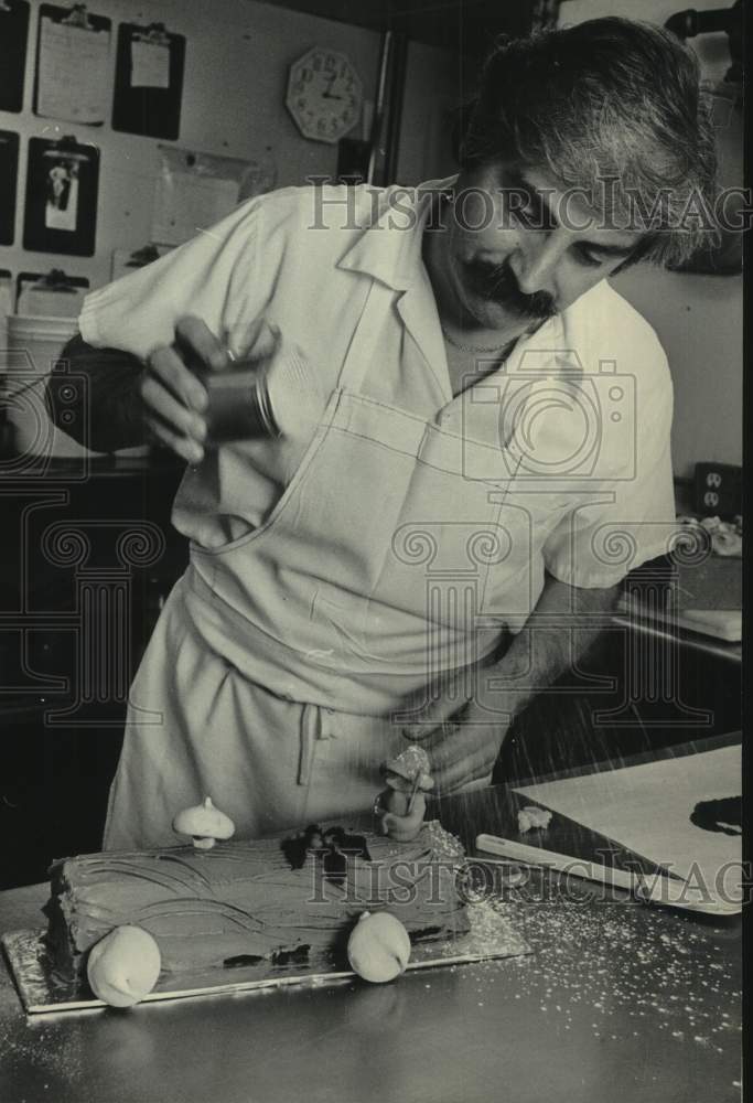 1985 Press Photo French gourmet chef Pierre Briere finishes Christmas log - Historic Images