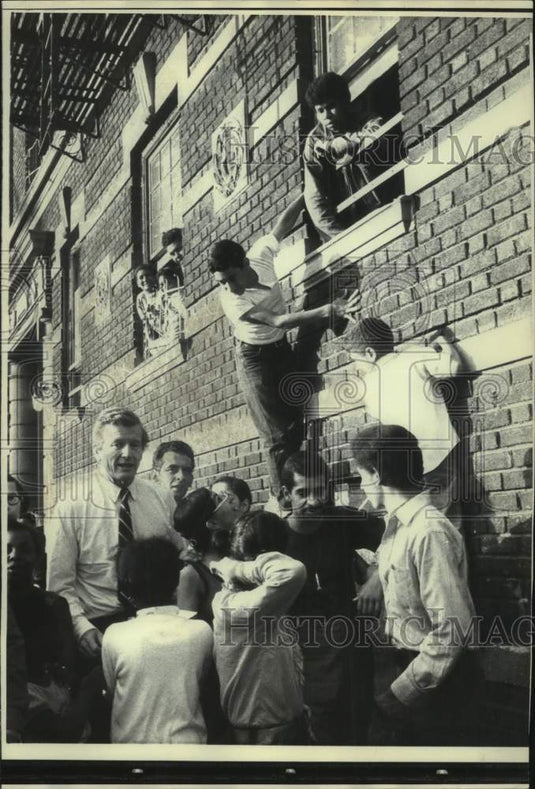 1971 New York Mayor John V. Lindsay & others in the East Bronx - Historic Images