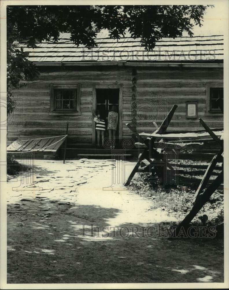 1979 Press Photo Visitors inspect cabin, Abraham Lincoln memorial, New Salem - Historic Images