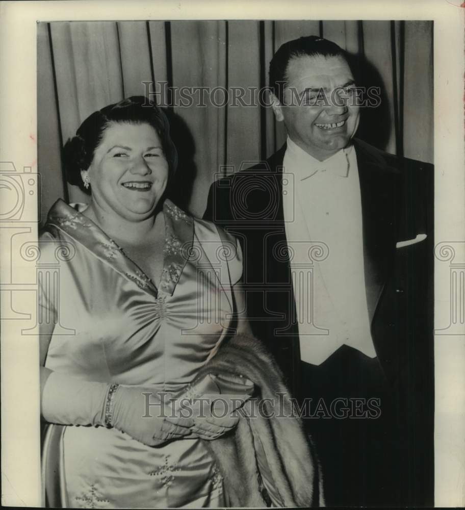 1956 Press Photo Ernest Borgnine with his wife at Academy Awards in Hollywood - Historic Images