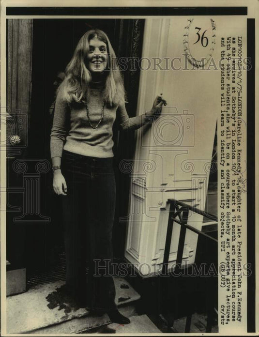 1975, Caroline Kennedy arrives at Sotheby's in London to start class - Historic Images