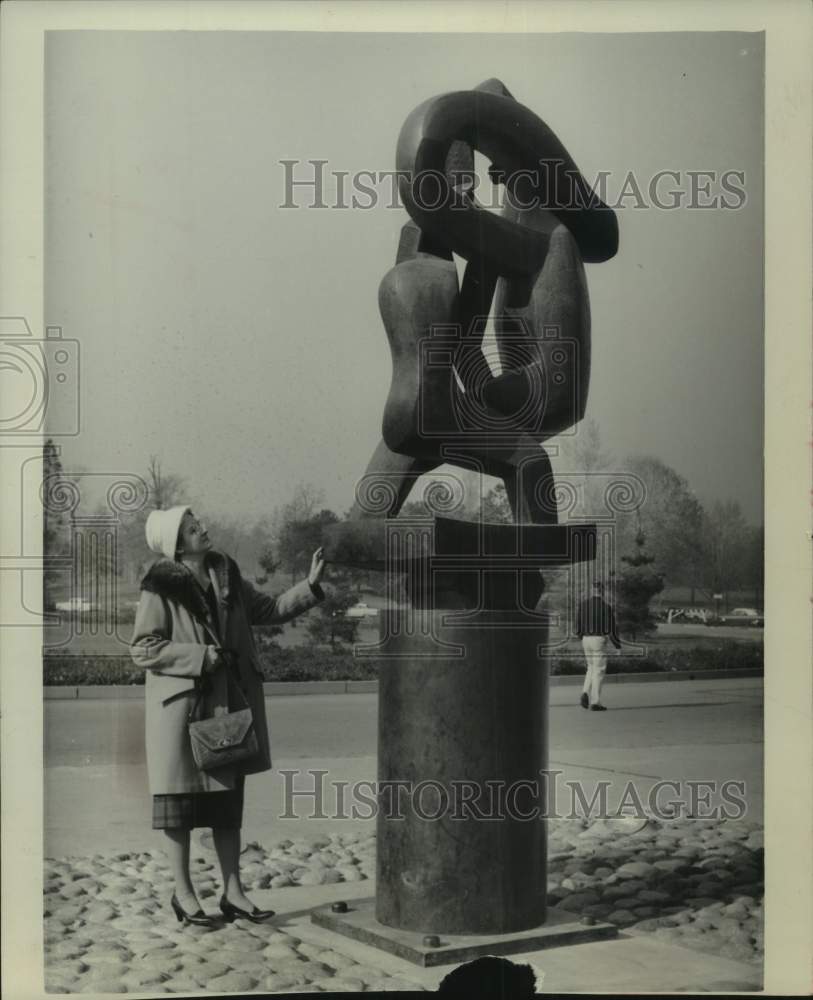 1963 Press Photo Statue by Jacques Lipichitz in forest park, St. Louis - Historic Images