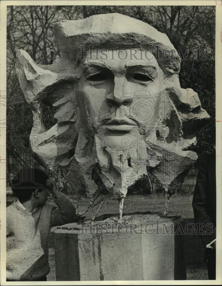1969, Monument to Ernesto (Che) Guevara is to be moved to San Miguel. - Historic Images