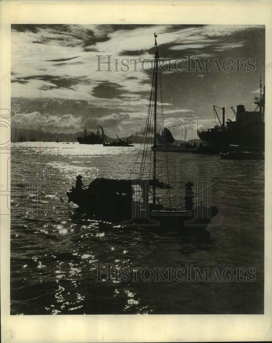 1976, Chinese junks return to shore in Hong Kong harbor after fishing - Historic Images