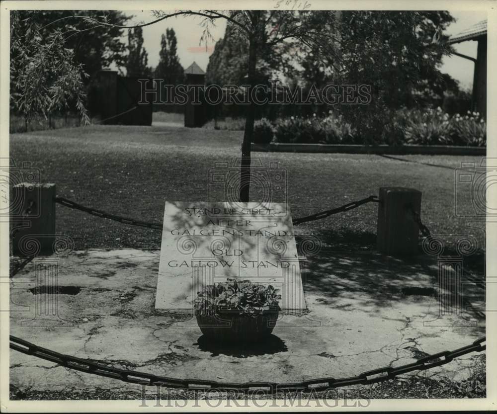 1959 Press Photo Plaque at old gallows site at a concentration camp in Germany - Historic Images