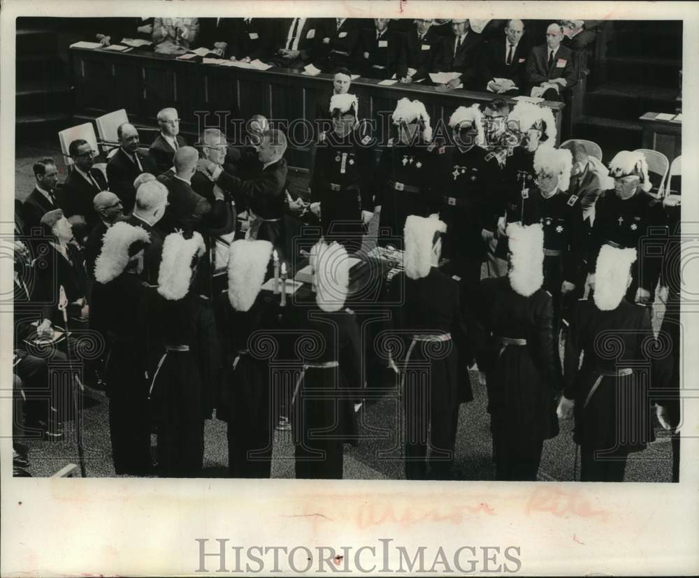 1966 Press Photo Milwaukee Masons&#39; grand master receives his jewel of office.- Historic Images