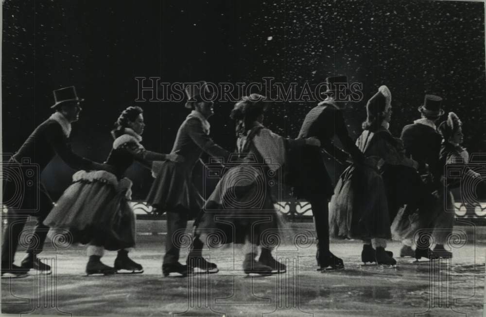 1961 Press Photo Tommy Allen &amp; the Skating Sweethearts at Holiday on Ice - Historic Images