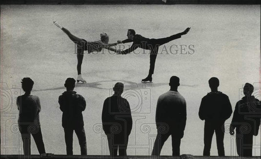 1964 Press Photo Hanna Eigel & others at Holiday On Ice skating clinic at Arena - Historic Images