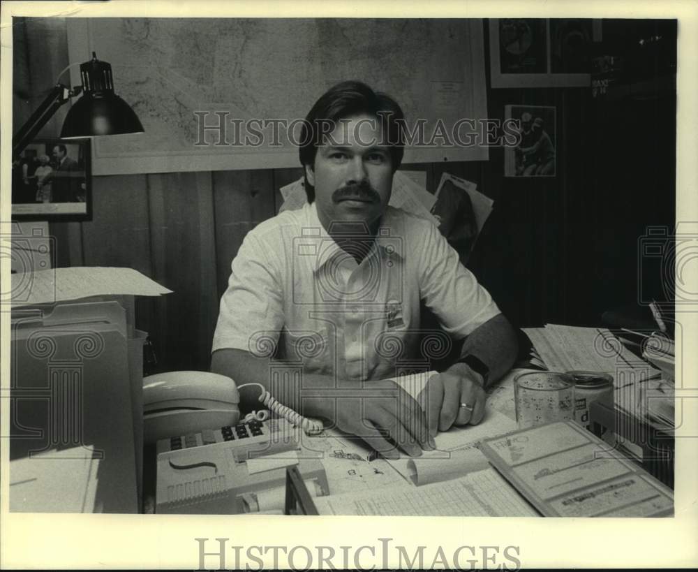 1985, Jim Ochowicz at his desk - mjc35306 - Historic Images