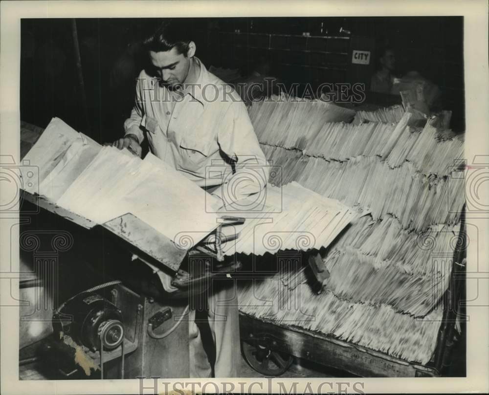 1953 Press Photo Postal worker processes government mail in Washington DC - Historic Images
