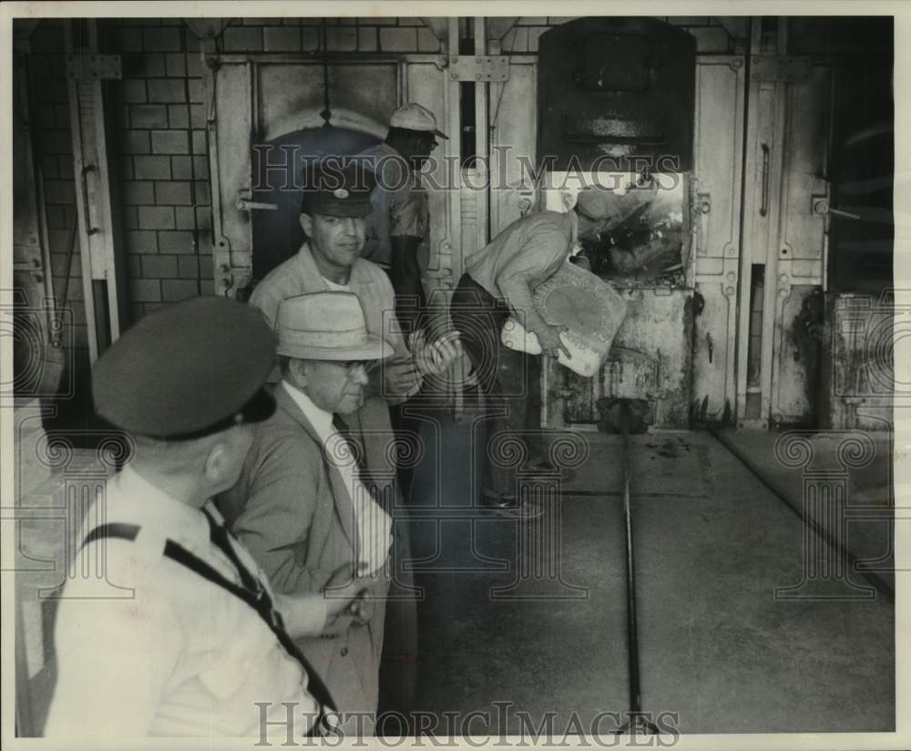 1958 Press Photo United States Custom officials burn marijuana in Milwaukee - Historic Images