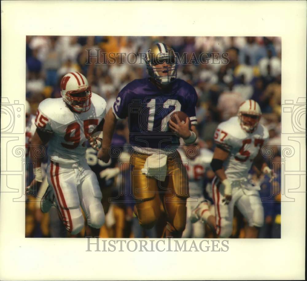 1992 Press Photo Washington quarterback Billy Joe Hobert eludes Wisconsin. - Historic Images