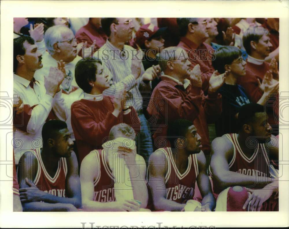 1994 University of Wisconsin-Madison Badgers basketball team &amp; fans - Historic Images