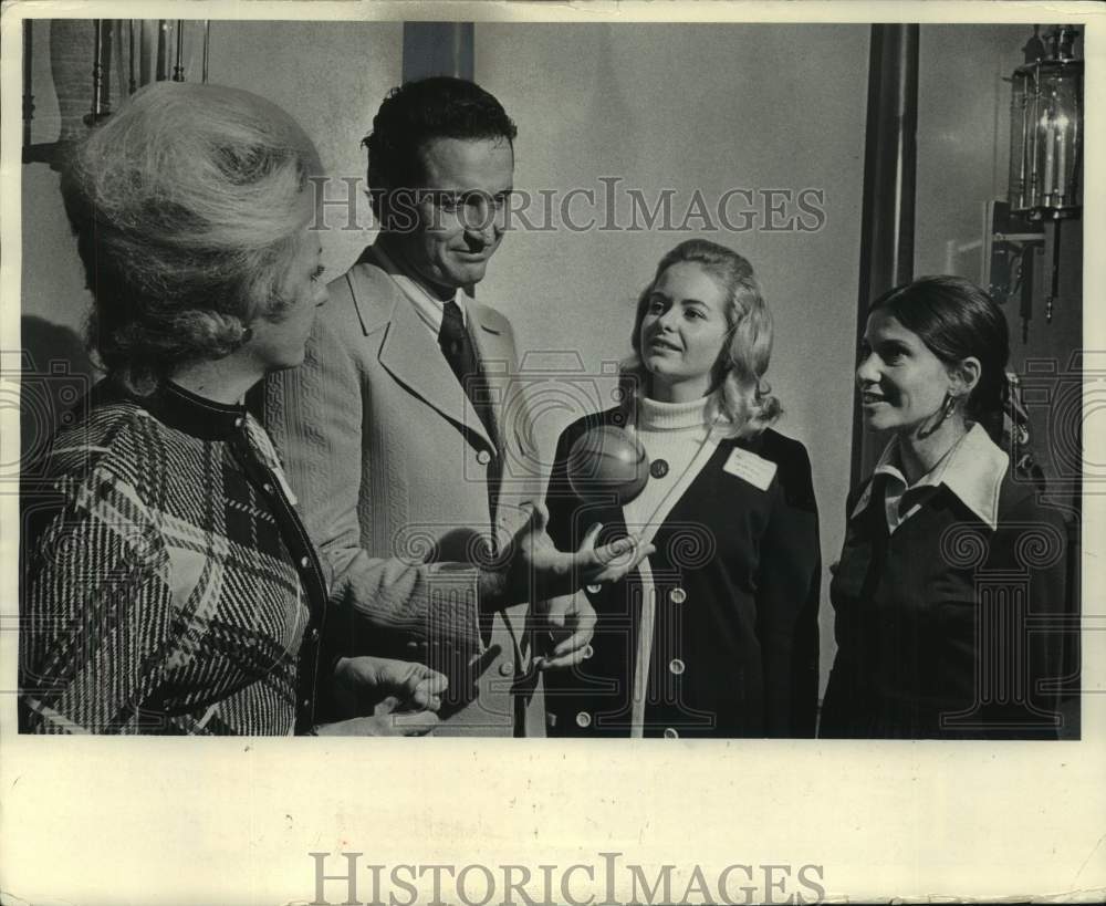 1971 Press Photo Mr. and Mrs Al McGuire attend fundraising luncheon, Milwaukee - Historic Images