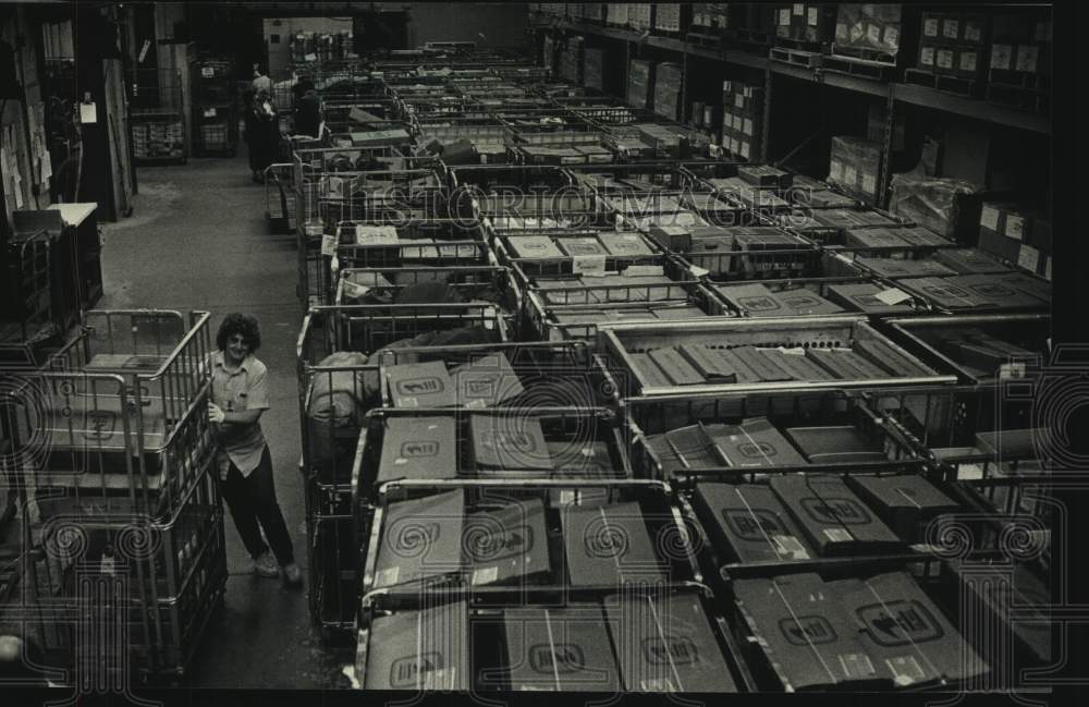 1988 IRS employee works at loading dock in Kansas service center - Historic Images