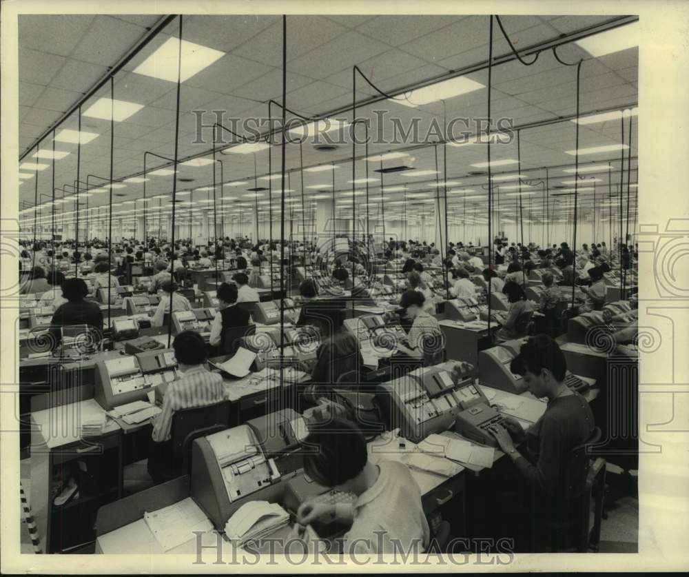 1967 Press Photo Key punch operators process returns in IRS service center - Historic Images