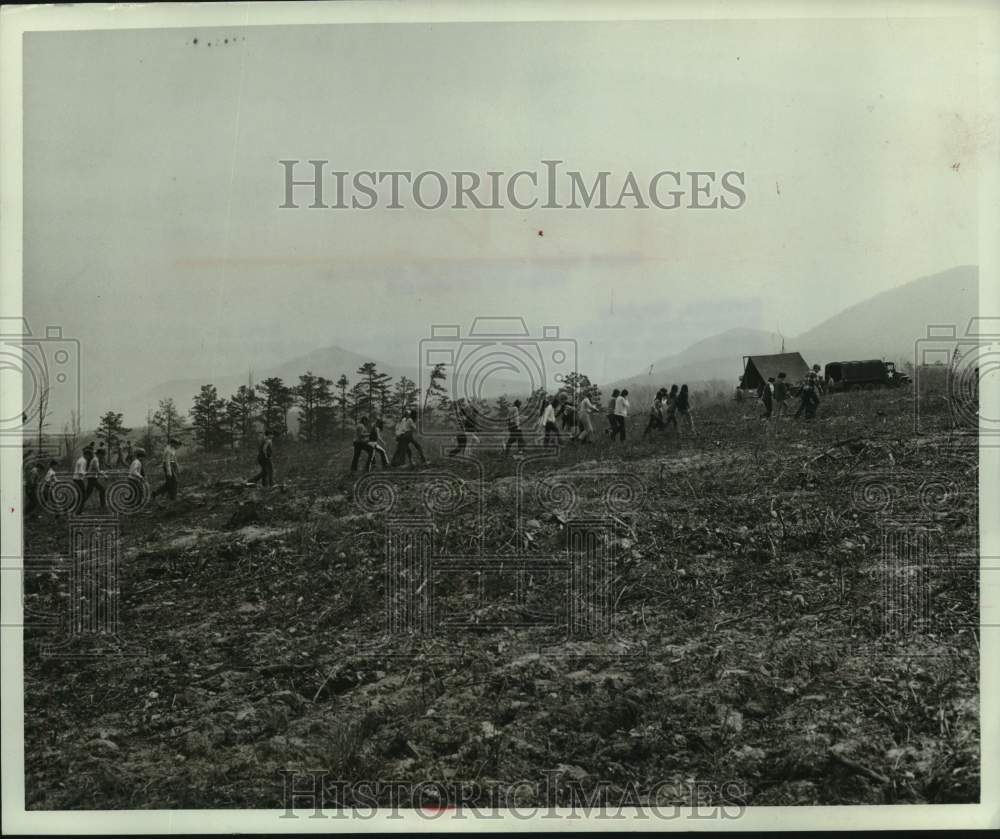 1972 Press Photo Children from 4 states arrive at Potts Mountain to plant trees-Historic Images