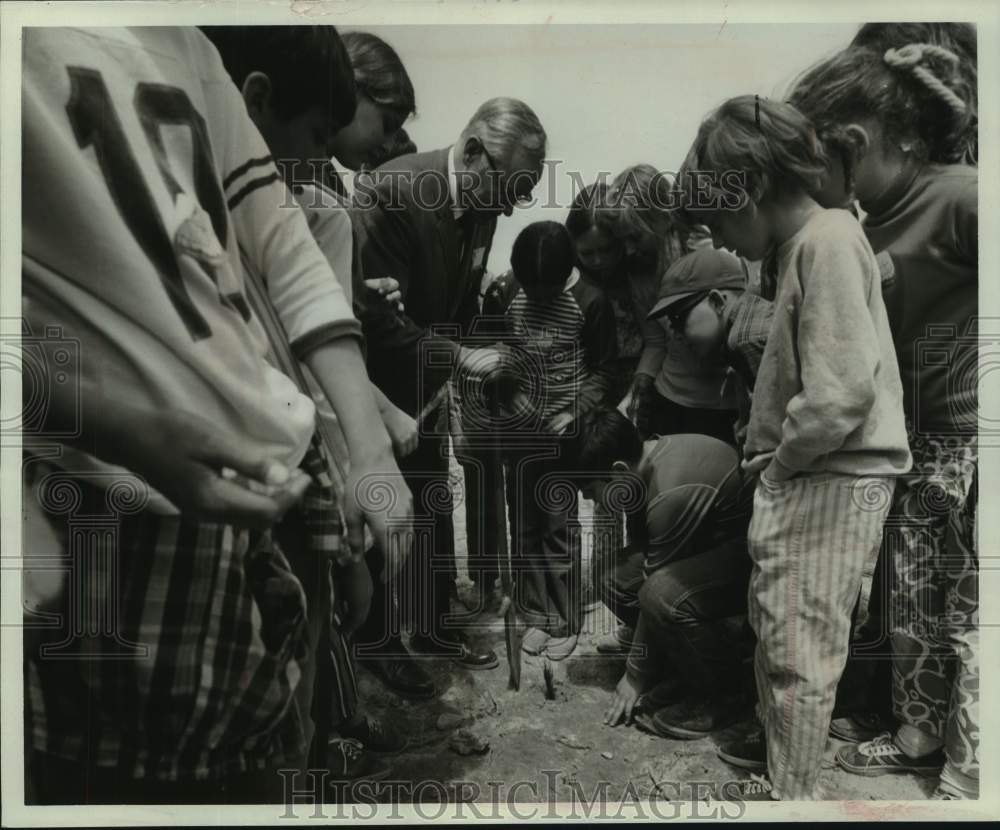 1972 Press Photo Secretary of Agriculture Phil Campbell demonstrates planting - Historic Images