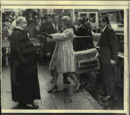 1972 Press Photo Mrs. Richard Nixon greets Mrs. Norman Vincent Peale - mjc35460-Historic Images