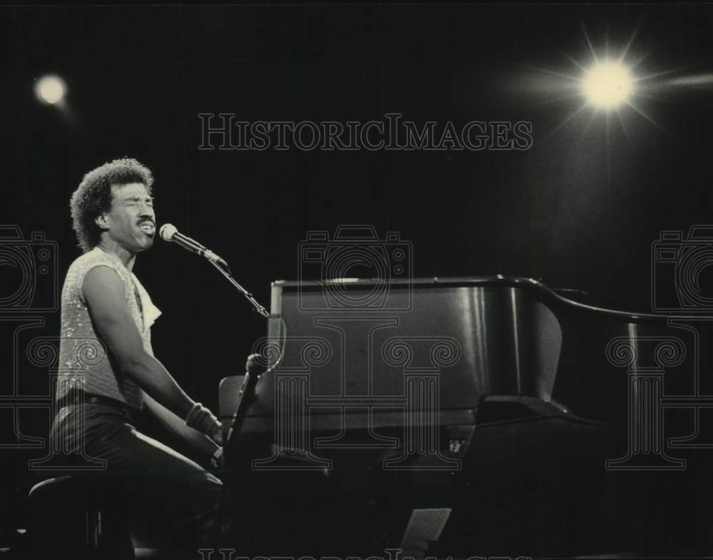 1984 Press Photo Lionel Richie in concert - Historic Images