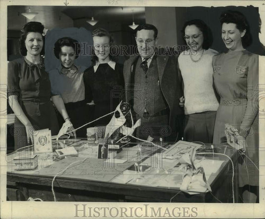 1944 Press Photo Bill Fleming and the Milwaukee Journal Circulation Department - Historic Images