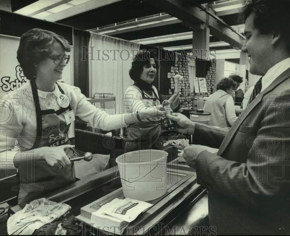 1988 Mary Libby and Karen Neuenfeldt at Milwaukee Sentinel Food Fair - Historic Images