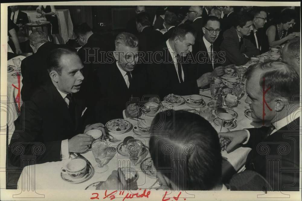 1966 Press Photo Members attend Milwaukee Journal&#39;s 23rd Unitholders Dinner - Historic Images