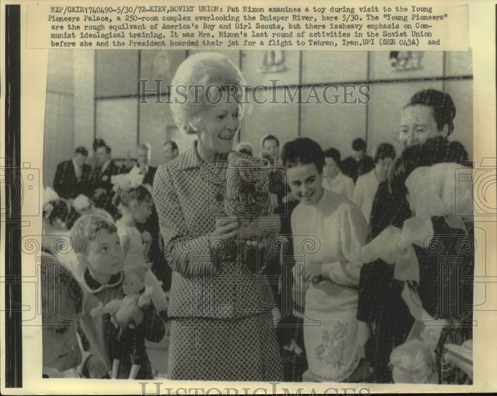 1972, Pat Nixon visits Young Pioneers Palace in Kiev, Soviet Union. - Historic Images