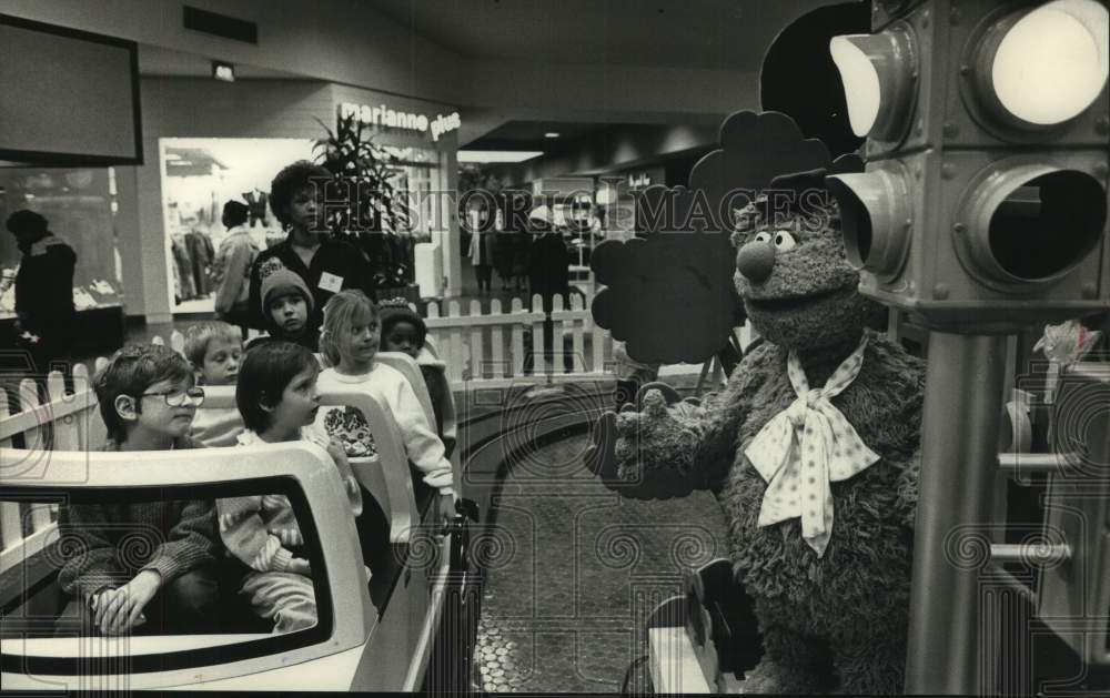 1989 The Muppets to put on safety show at Milwaukee Auto Show - Historic Images