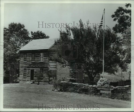 1987, Abraham Lincoln's parents home in Springfield, Kentucky - Historic Images