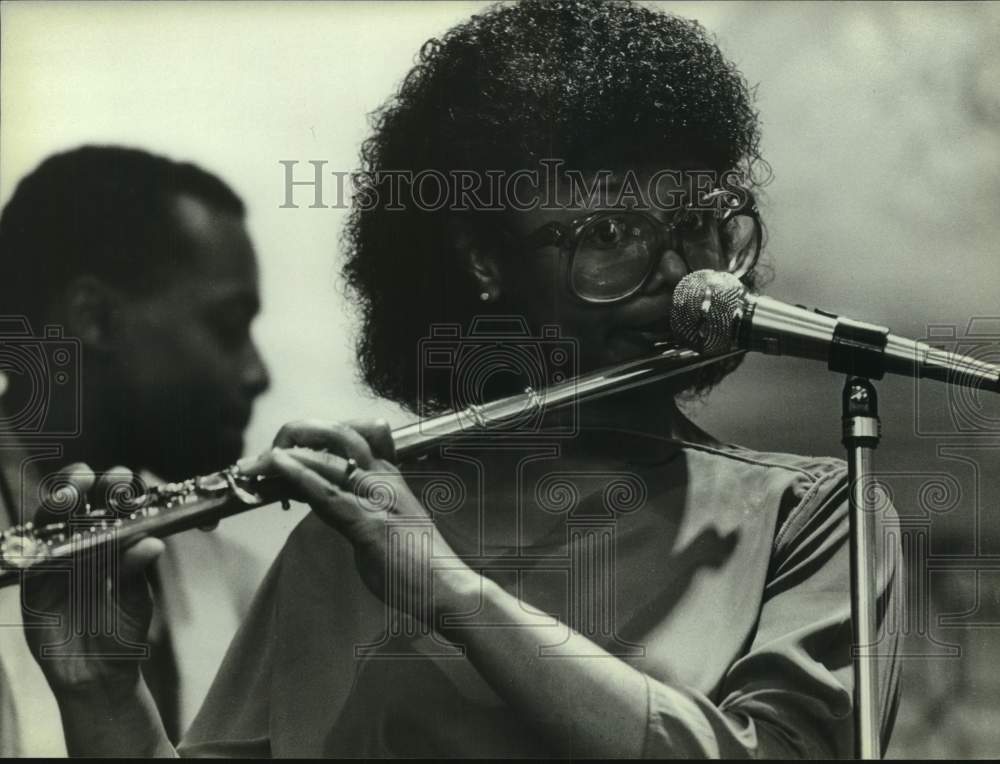 1982 Press Photo Flutist Yvonne Robinson and Jazz Trumpeter Dizzy Gillespie - Historic Images
