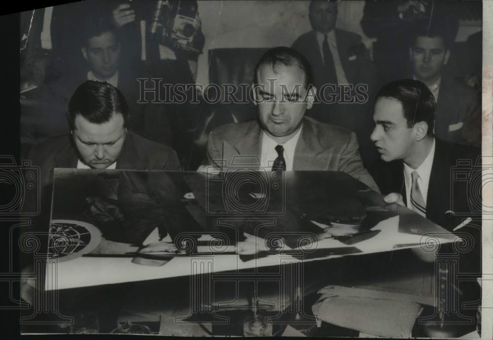 1954 Press Photo Army Atty Joseph N. Welch introduces photo to Senate Hearing - Historic Images