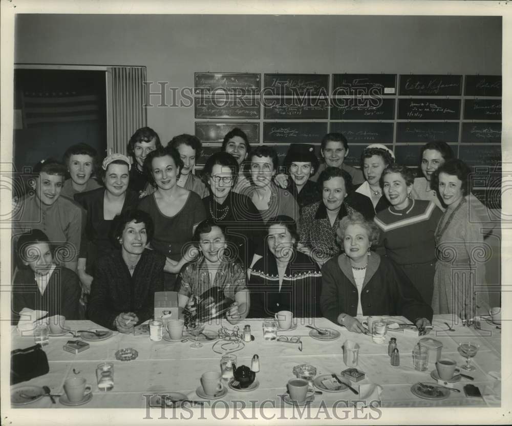 1955 Press Photo Milwaukee Journal classifieds employees at dinner, Milwaukee-Historic Images