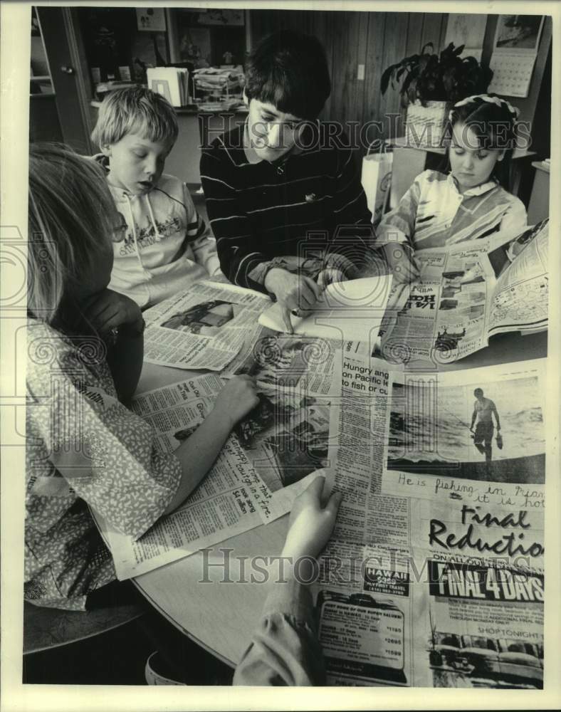 1986 Press Photo Port Washington, Wisconsin Students Learn To Read From Sentinel - Historic Images