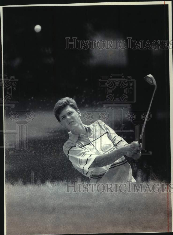 1994 Press Photo John Gaschke Gets Out Of Sand Trap At Junior Golf Tournament - Historic Images