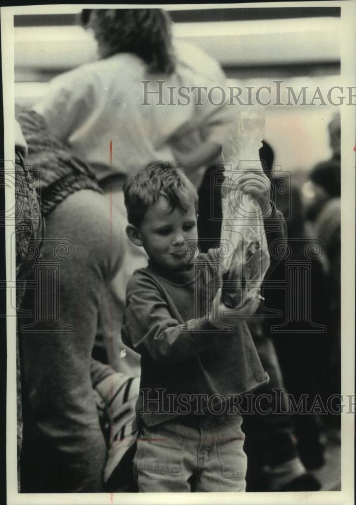 1990 Press Photo Christopher Graves and his fish at Milwaukee Sports Show - Historic Images
