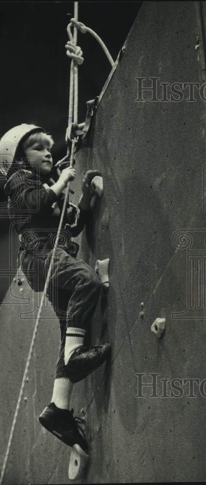 1993 Press Photo Trevor Link climbs rock wall at Milwaukee Sentinel Sports Show - Historic Images