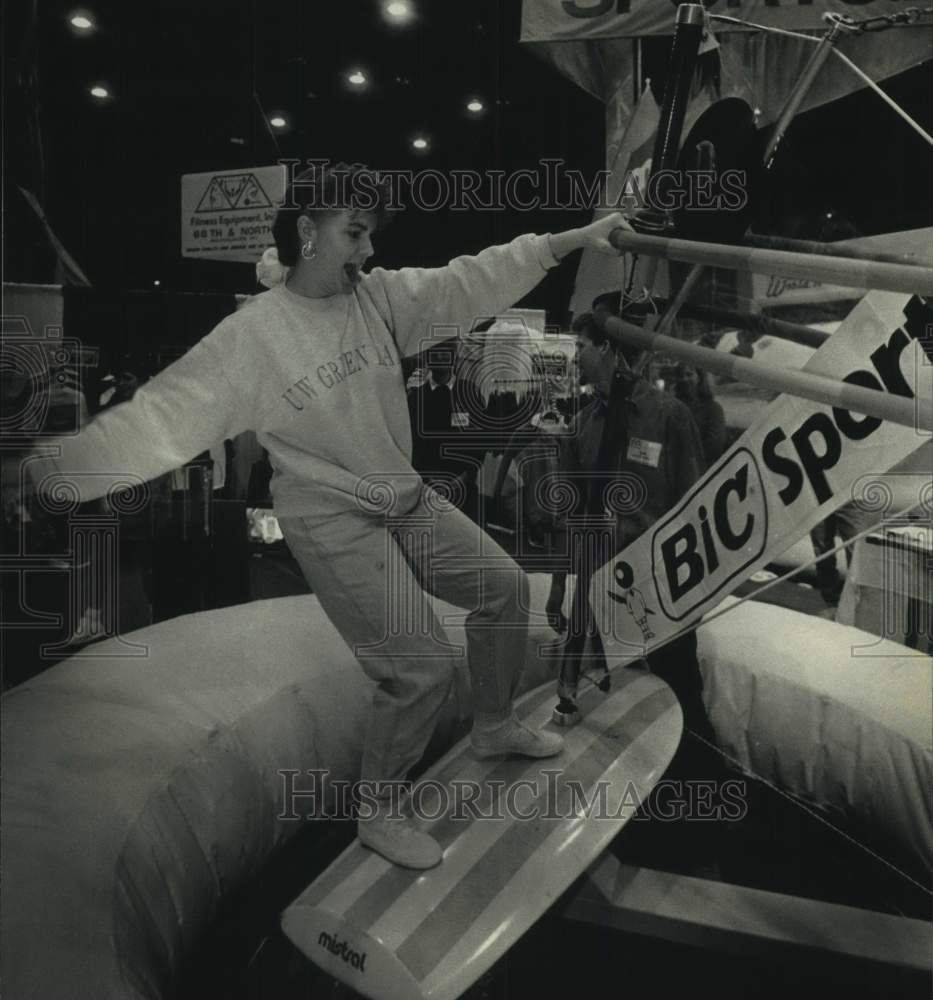 1992 Press Photo Milwaukee Sentinel reporter Lisa Sink at Milwaukee Sports Show - Historic Images