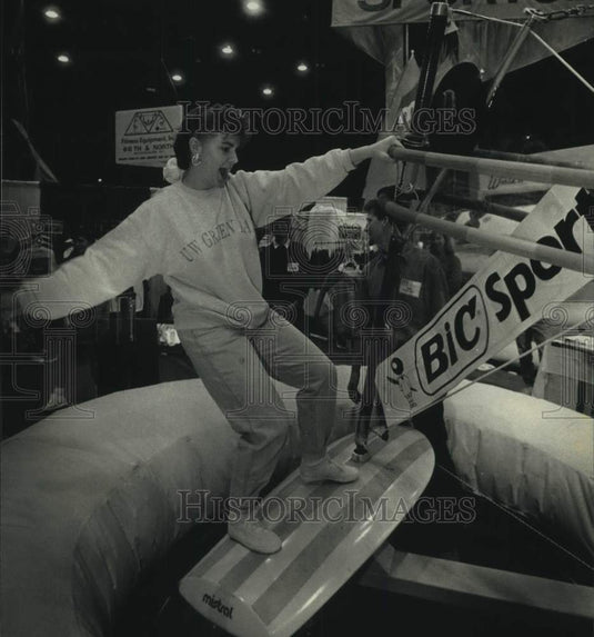 1992 Press Photo Milwaukee Sentinel reporter Lisa Sink at Milwaukee Sports Show - Historic Images