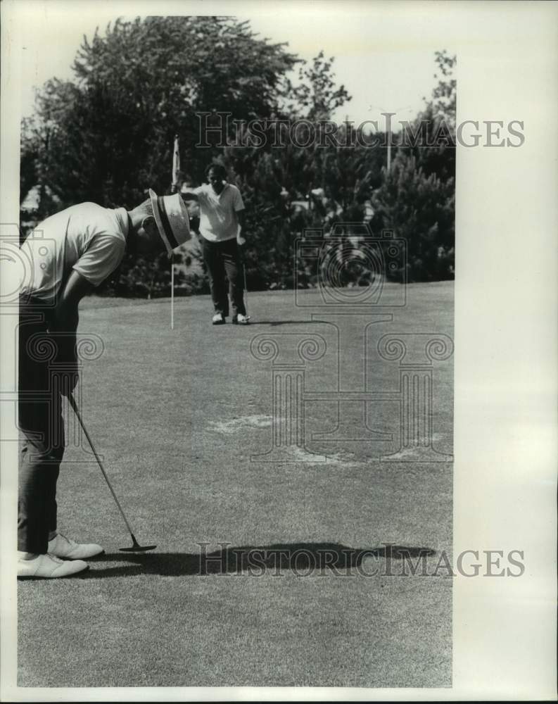 1965 Press Photo Mark Bemowski&#39;s final putt to win Sentinel County tournament - Historic Images