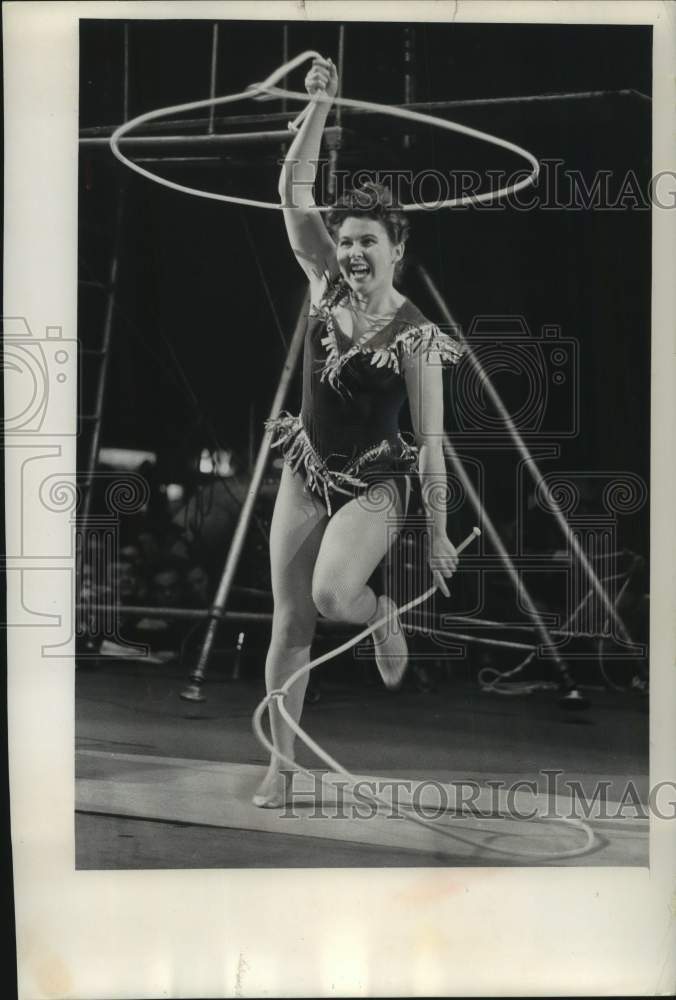 1963 Press Photo Carmel Gowan performs with a lasso at Milwaukee Sports Show - Historic Images