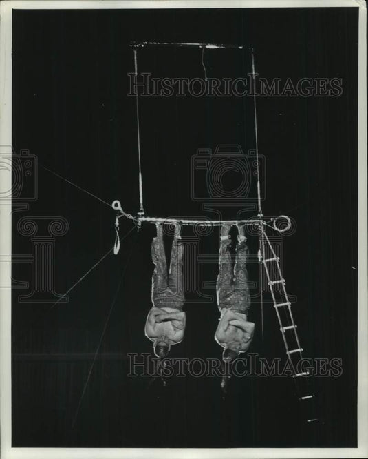 1963 Press Photo The Egony brothers perform their act at Milwaukee Sports Show. - Historic Images