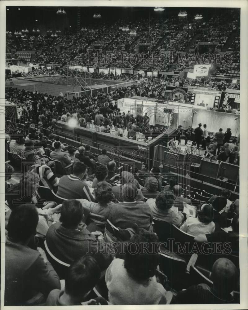 1963 Press Photo Crowds pack the Milwaukee Sentinel Sports and Boat Show- Historic Images