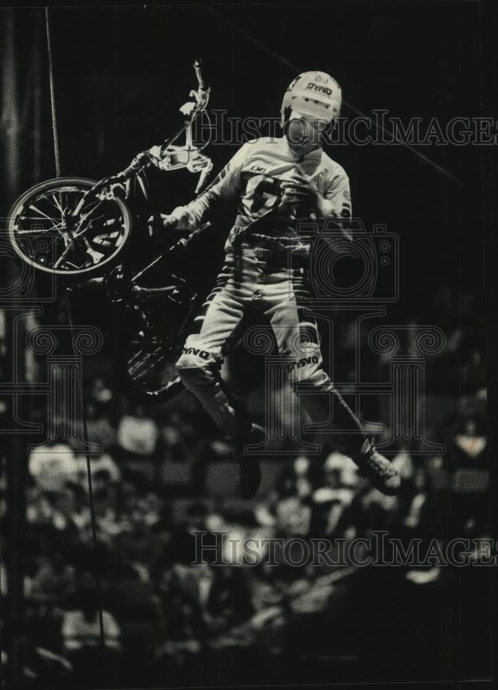 1989 Press Photo David Voelker freestyles at the Milwaukee Sentinel Sports Show - Historic Images