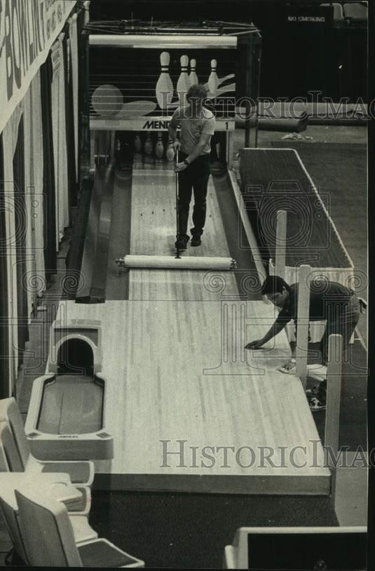 1989 Press Photo Workers set up bowling alley for Milwaukee Sentinel Sports Show - Historic Images