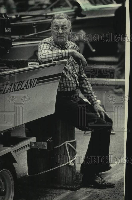 1985 Press Photo George Sadler at Milwaukee Sentinel Sports, Travel & Boat Show - Historic Images